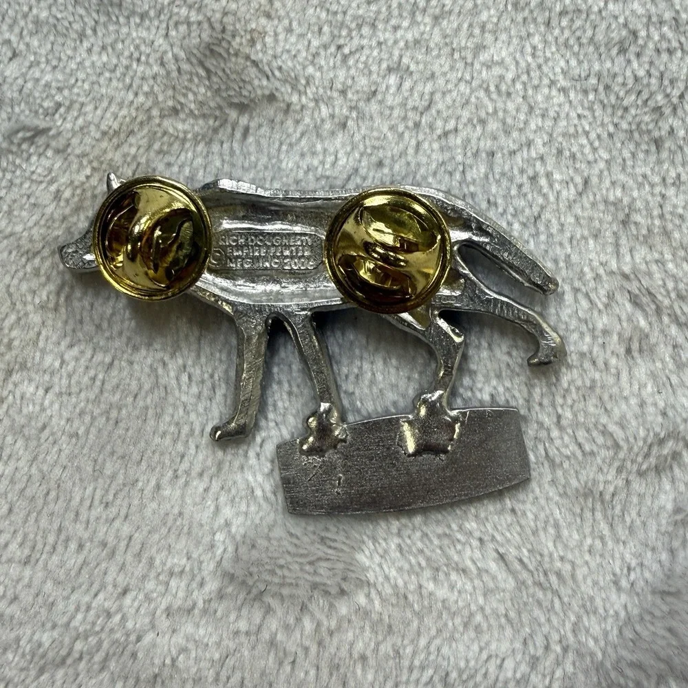 Case XX Collectors Club Wolf Pin 2006 Pewter Tone Lapel Hat Pin Logo